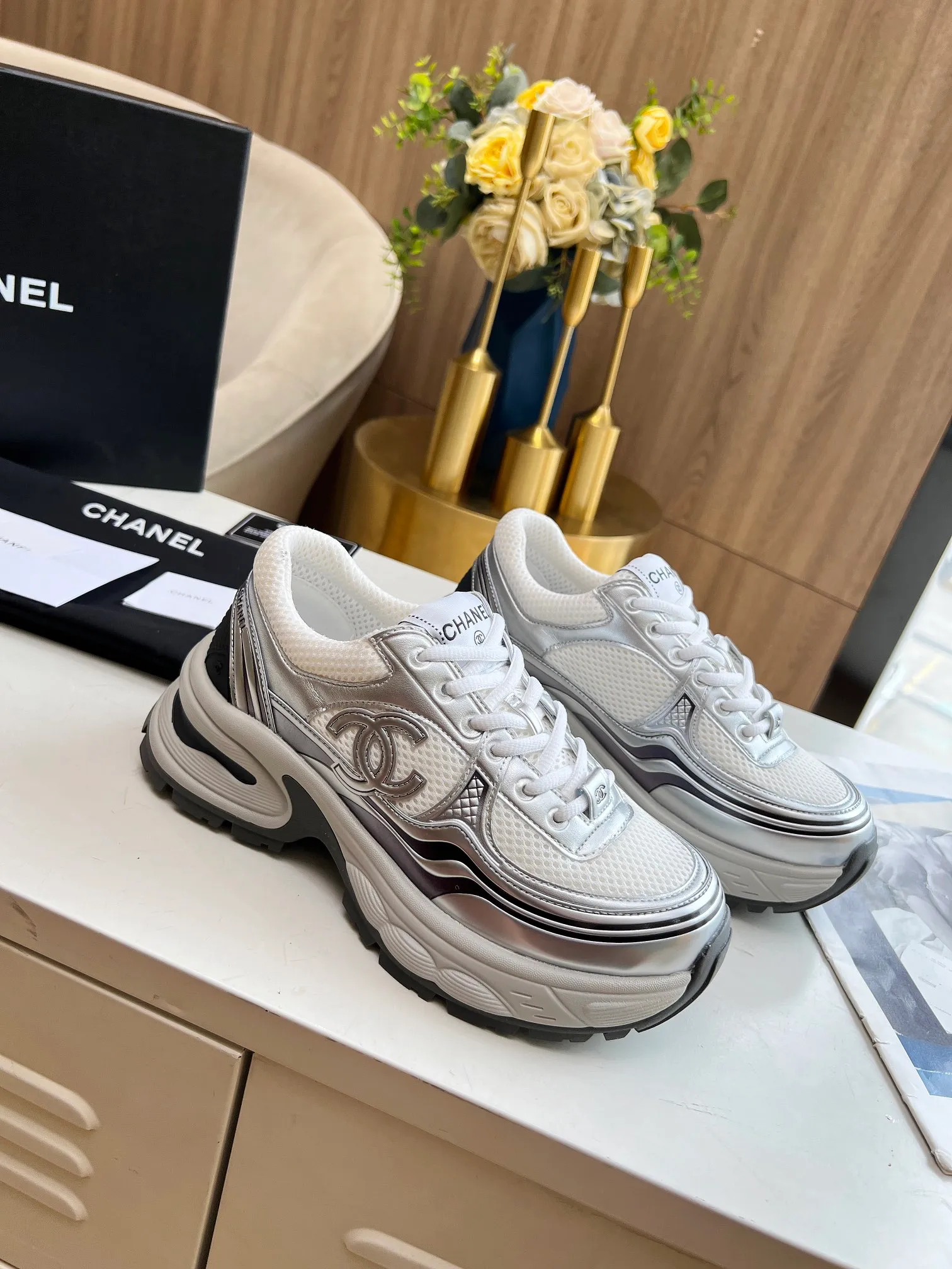 👟👟Ex-factory price 640👟👟 Women's shoe factory chanel Chanel early spring vacation series latest casual sports shoes silver white, gold white, silver gray, black and red! Incomparably beautiful and easy to wear, very light, the lining is also super soft, super comfortable, the upper is breathable, the color is high-end and durable, versatile. Upper: cowhide and cloth stitching. Inner: breathable mesh. Original foam combination outsole. Size: 35-40.